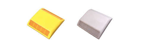 A tacha ou sonorizador é um dispositivo utilizado, através de fixação, no meio de pistas como divisor ou fixado de maneira atravessada na pista, em duas ou mais fileiras, como sonorizador. A tacha poderá ser composta de um refletivo (monodirecional), com dois refletivos (bidirecional) e até sem refletivo (cego). É confeccionado em resina poliéster de alta resistência nas cores amarela ou branca. Modelos: Dimensões: 95 x 90 x 20 mm (cada peça tem peso de 250 grs). Para instalação é utilizado 0,080 grs. de cola por peça. Dimensões: 110 x 80 x 25 mm (cada peça tem peso de 300 grs). Para instalação é utilizado 0,100 grs. de cola por peça.